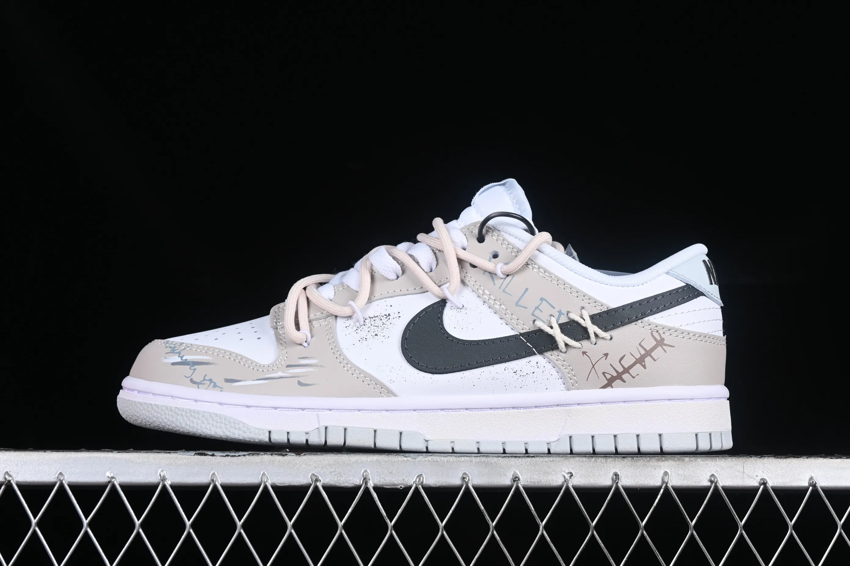 All Categories Nk SB Dunk Series Nk SB Dunk Low Low-top sneakers Nk Dunk Low Retro graffiti Stitched cross black and white gray SB strap low-top casual sneakers DV0831-101